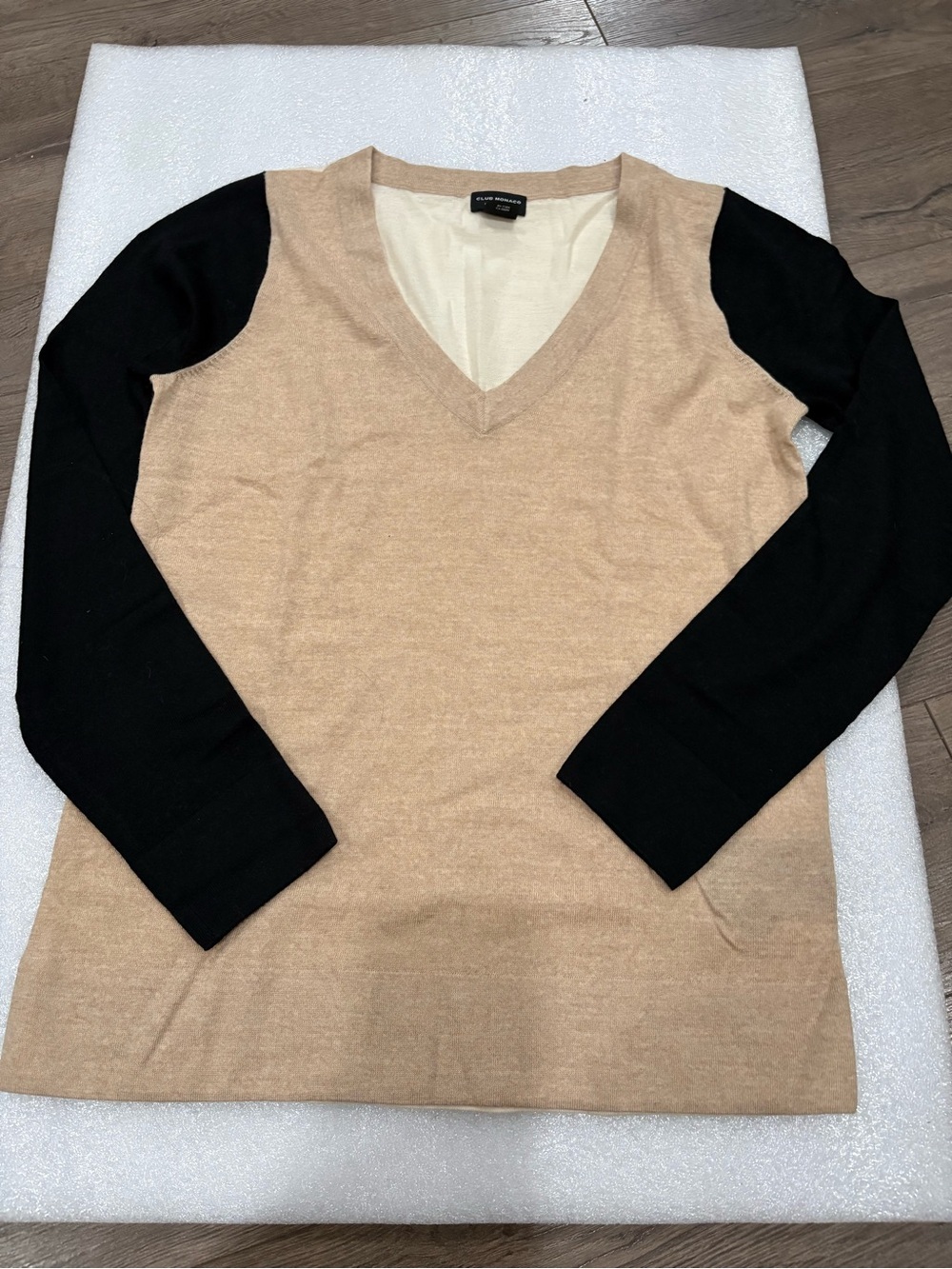 Club Monaco V-Neck Italian Yarn Merino Wool Colorblock Sweater Beige Black